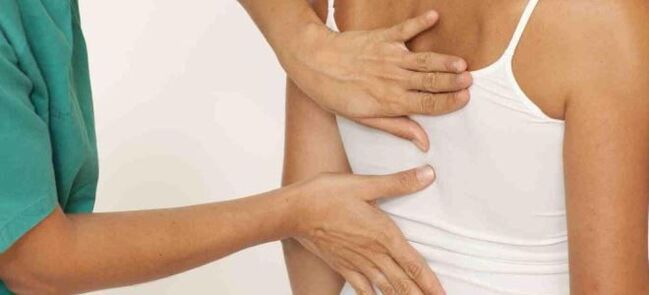 Неврологът изследва гърба, за да диагностицира „гръдна остеохондроза